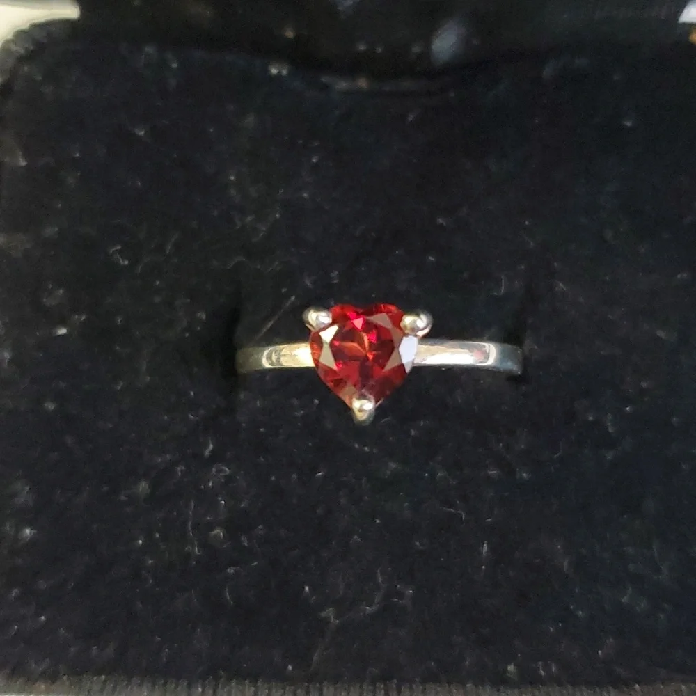 Sterling Silver 925 Garnet Ring – A Heartfelt Sparkle